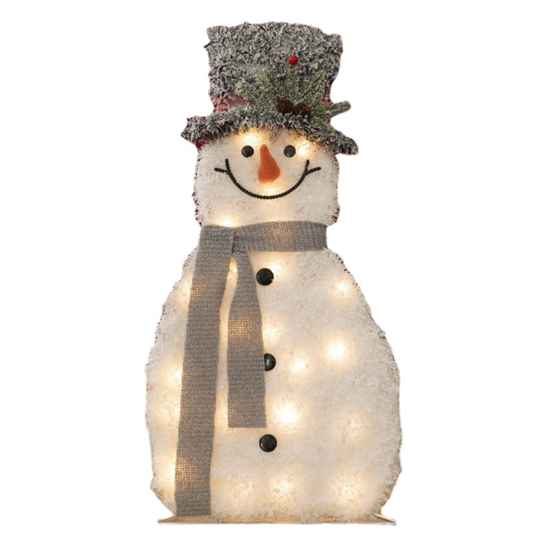 Decoraciones navideñas de muñecos de nieve, adornos de escaparate con una escena de renos de peluche blancos brillantes para la Nochebuena.