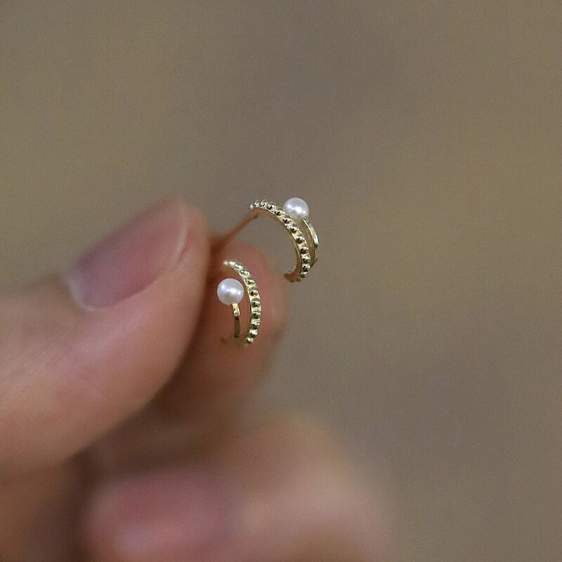 Elegant earrings from pearl