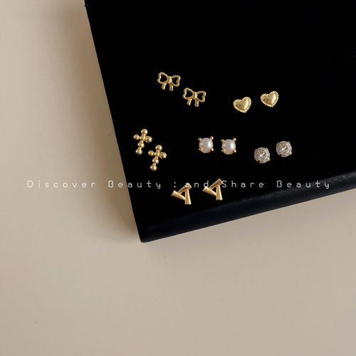 No need to take off small geometric earrings when sleeping, Japanese and Korean simple and fashionable love earrings, exquisite, high-end and versatile earrings