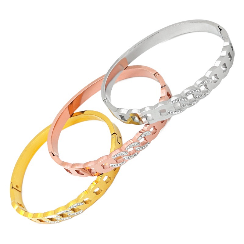 Europa y América nueva titanio acero micro-incrustaciones de alta calidad pulsera hueca estilo punk hebilla pulsera de oro al por mayor de acero inoxidable joyería