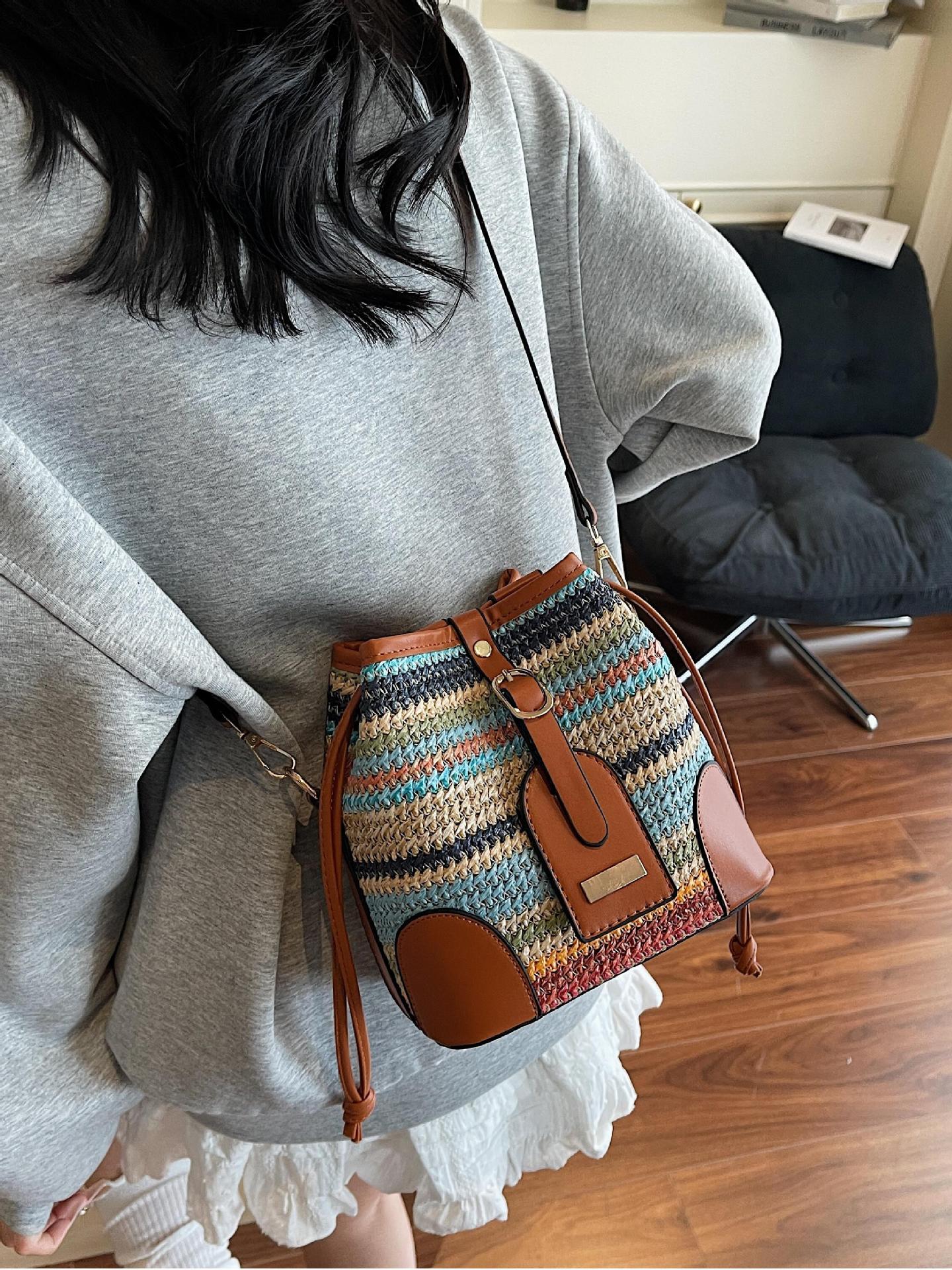 Bolso tejido femenino 2025 verano nuevo estilo juego junto al mar bolso de cubo de viaje tendencia bolsa de paja de mensajero de todo fósforo de nicho