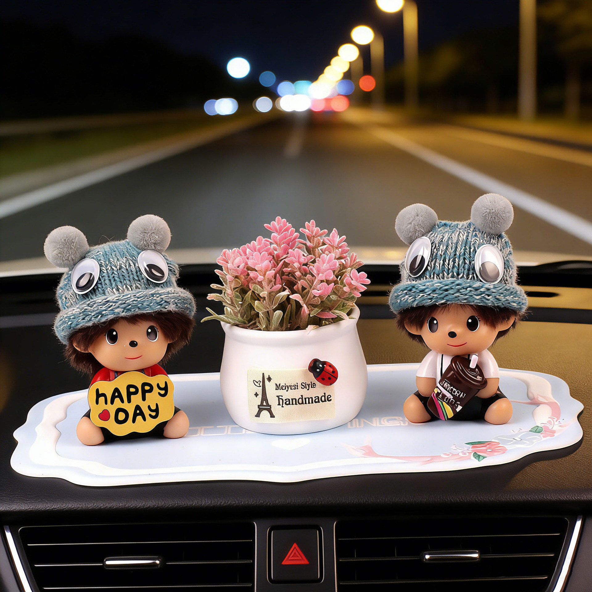2025 adornos interiores de automóviles de dibujos animados adorables consola central de automóviles en línea Monchichi adornos creativos para automóviles