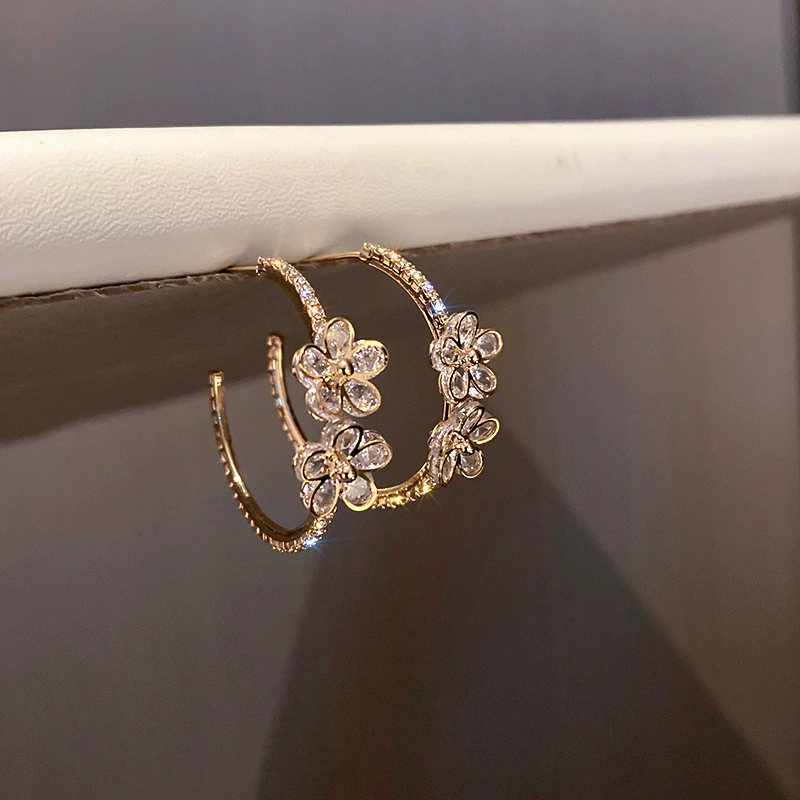 Серебряная игла, бренд серьги, серебро 925 образец, цветочный, европейский стиль, яркий запоминающийся стиль