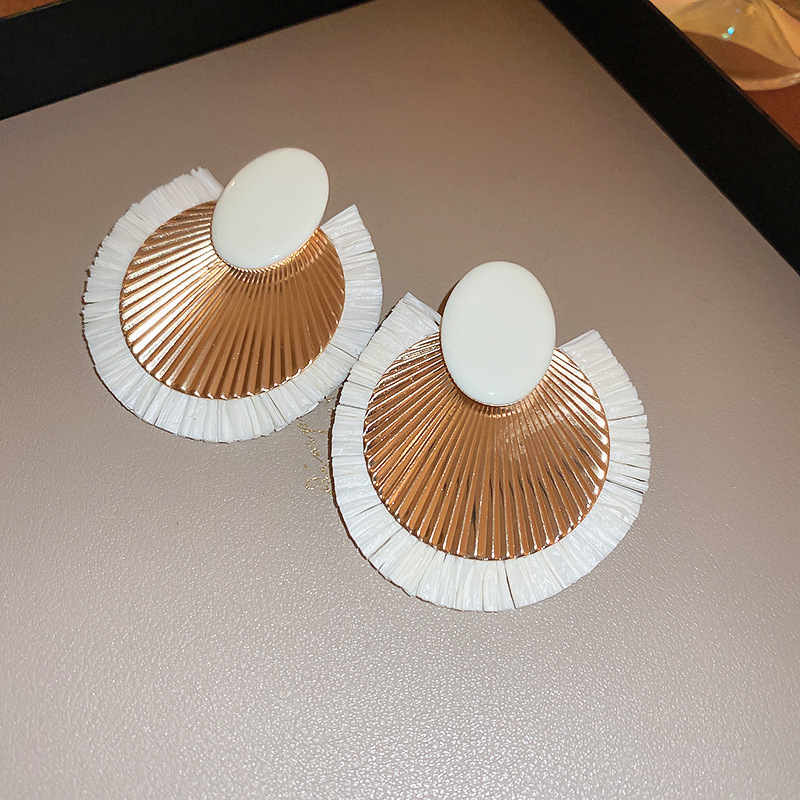 Tejido retro pendientes redondos de diseño de moda europea y americana pendientes de personalidad de alto grado pendientes de temperamento exagerado al por mayor