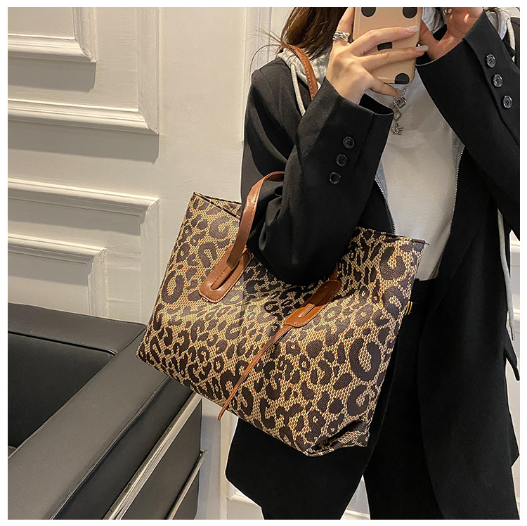 Women's Large Pu Leather Leopard Vintage Style Zipper Tote Bag display picture 18