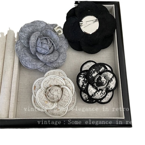 Xiaoxiangfeng 5-word camellia brooch French autumn and winter ink gray elegant retro ladylike temperament corsage high-end
