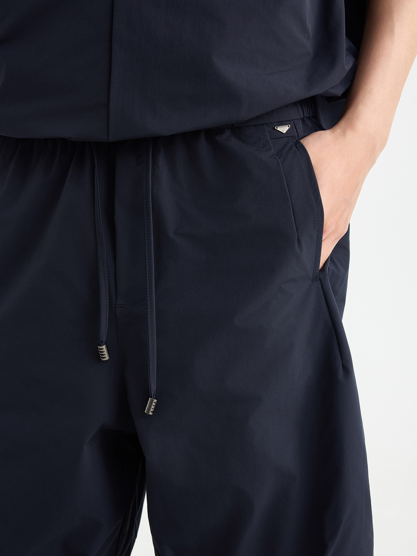 Quần short thể thao nam thắt lưng thun cạp chun, chất liệu mát lạnh, dáng 5 phân — màu cà phê
