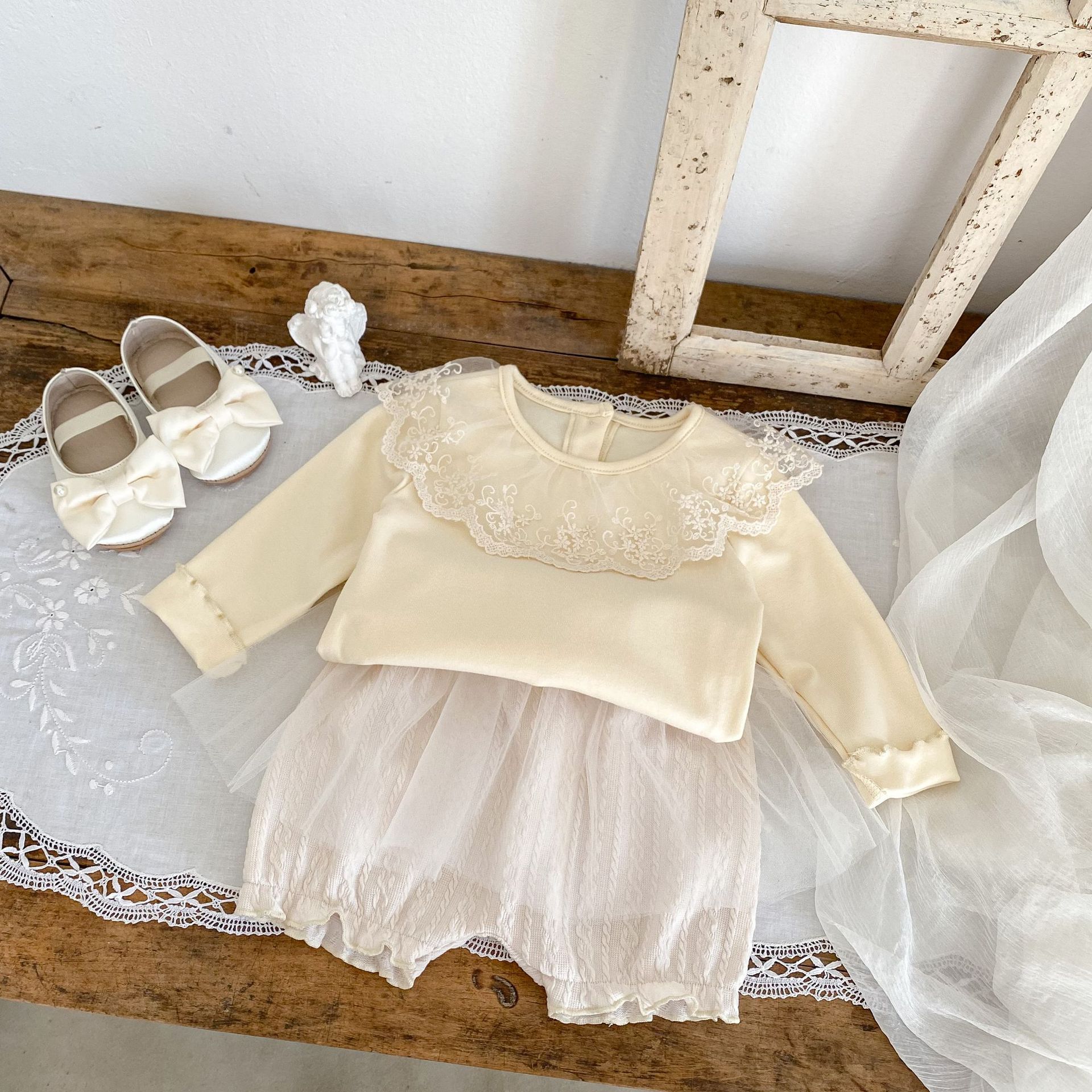 Jesenski set od tri dijela za djevojčice 2024. s čipkastom majicom s ovratnikom, mrežastim hlačama i jednobojnim žakard kaputom, Taken_voghion.com