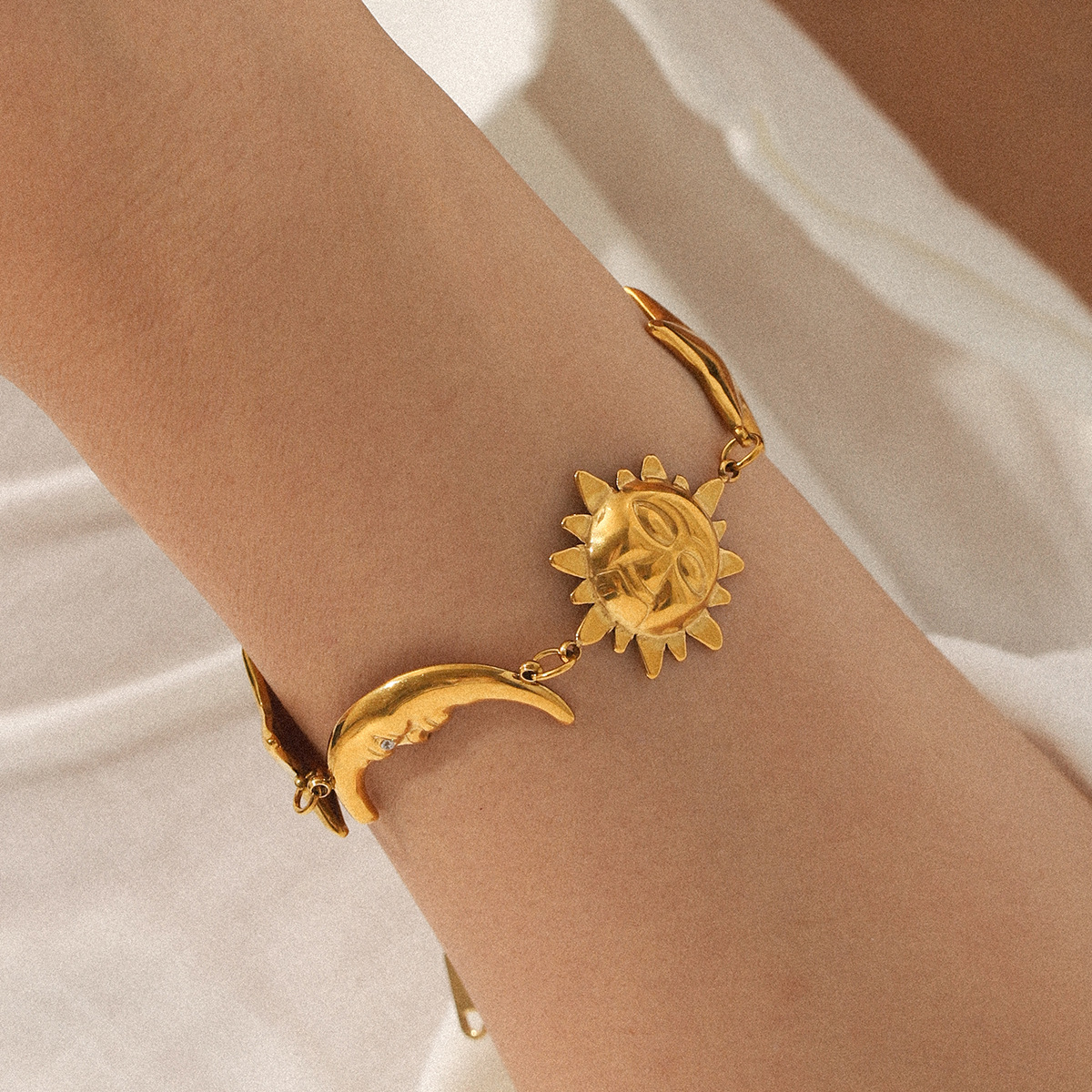Europa y América oro de 18 quilates estrella de acero inoxidable estrella luna sol pulsera sin decoloración joyería playa vacaciones viento titanio acero joyería image 1