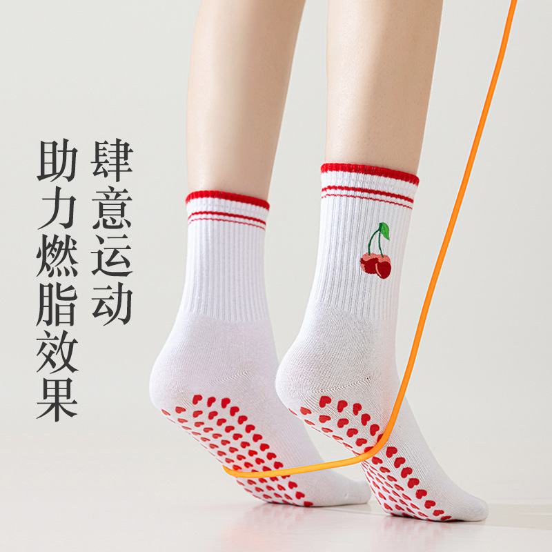 女性用の白いヨガソックス、大人用の特別なピラティスフィットネスランニングスポーツ漫画チェリーミッドチューブ女性用ソックス卸売|undefined