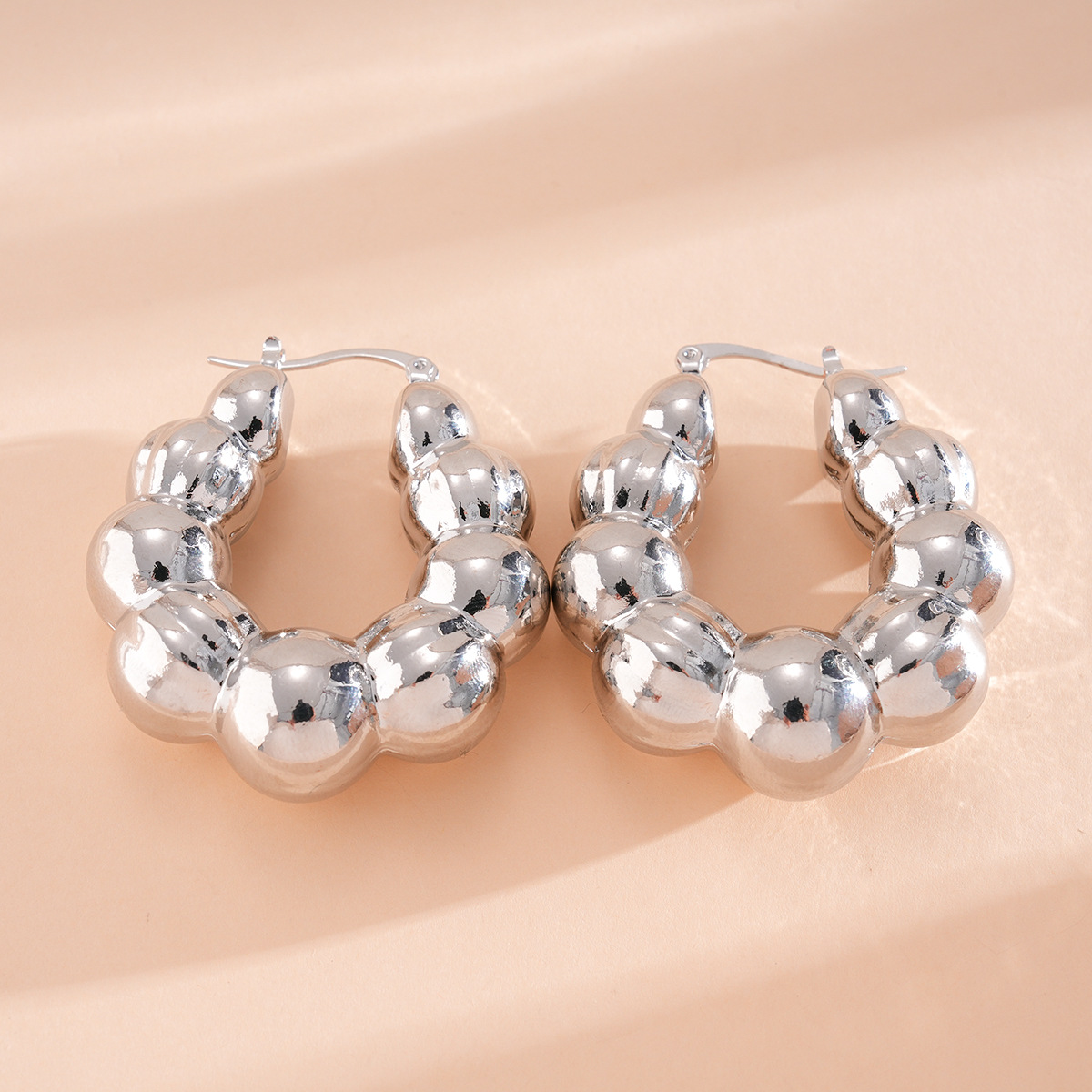 Europa y los Estados Unidos metal brillante superficie irregular nicho de pendientes de alta sensación única temperamento de moda personalidad pendientes mujeres