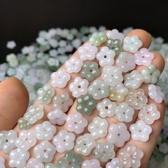 ミャンマーのa商品の翡翠diyの小さい部品の小さい花は玉の手のチェーンのアクセサリーを配合して玉の氷の種の散珠の卸売りを飾ります。