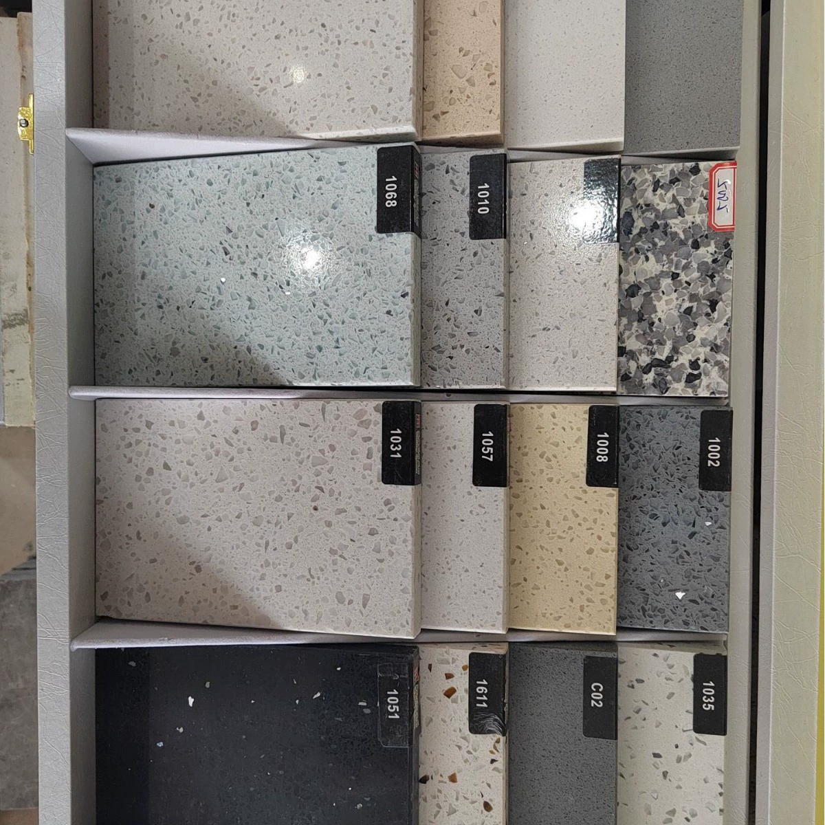 Кварцевые столешницы, каменные шкафы, барные стойки, раковины, стойки ресепшн из искусственного камня, балконные окна, конференц-столы, гостиничная мебель