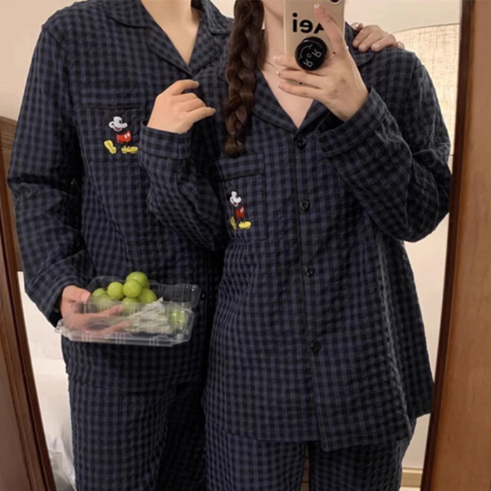Pijamas estilo Ins de algodón con estampado de oso y fresa japonesa para mujer, modelo nuevo primavera y otoño 2025, de manga larga, finos, se pueden usar fuera como ropa de estar por casa.