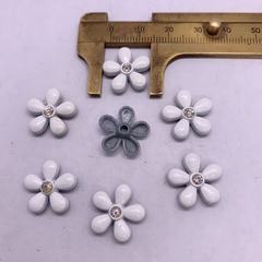 現物は亜鉛合金の花形を供給しています。