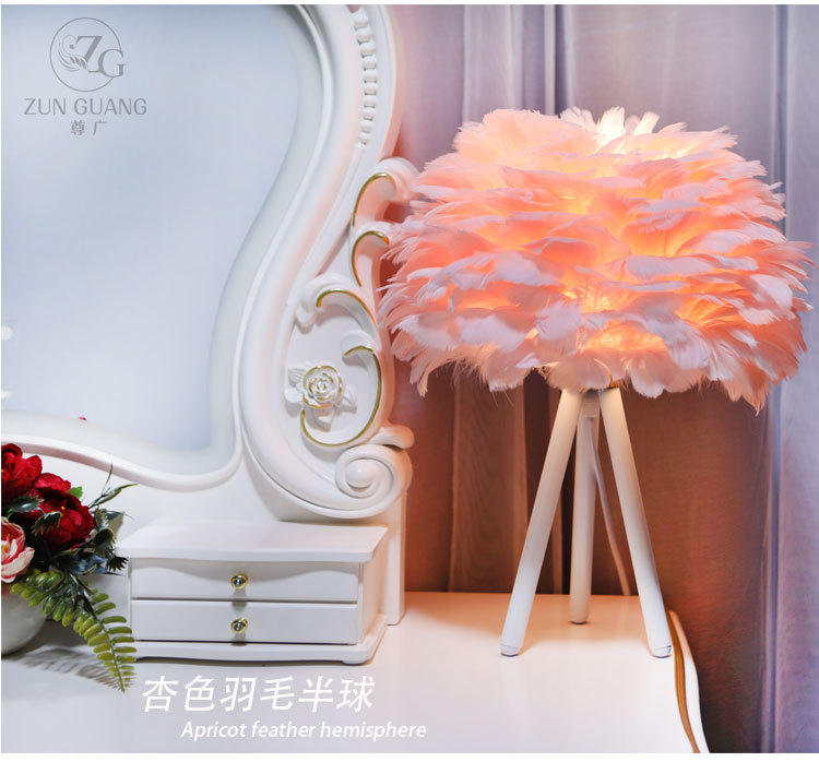 화이트 삼각 + 살구색 깃털