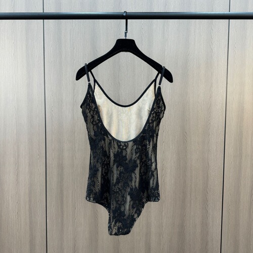 Lingerie-style backless top with lace innerwear for a fit-and-flare design, white spaghetti strap for spring and summer wear.