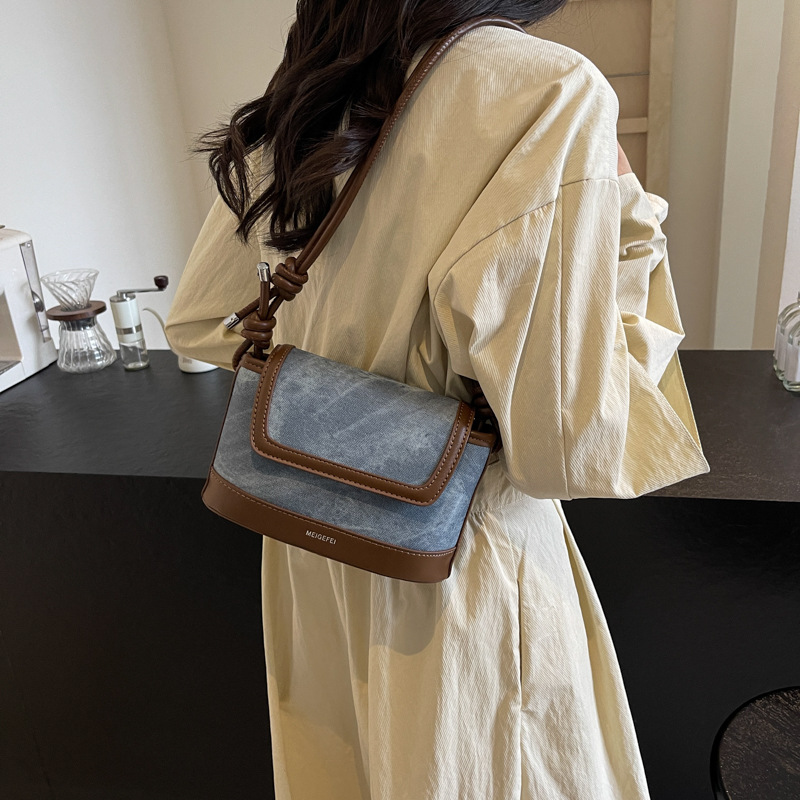 Nicho Zhong bolso de diseño de color para mujeres 2024 nueva moda exterior versátil bolso pequeño cuadrado de alta calidad retro mochila