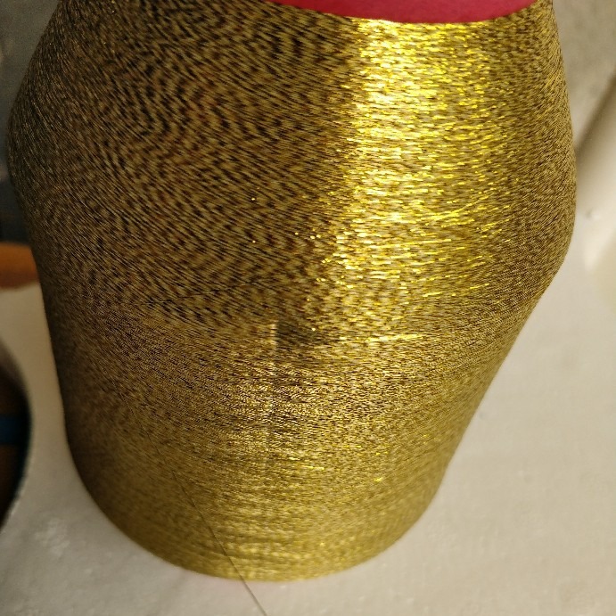 横机针织七色扁丝捻股涤纶线蛋白粉丝片纺织用包覆花色金闪纱线