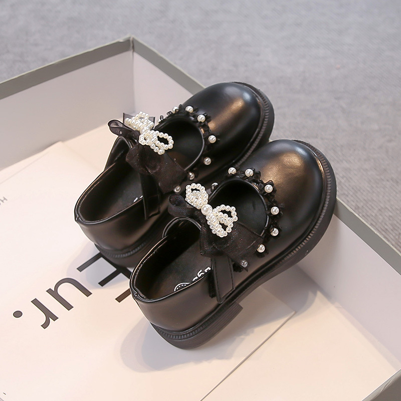 Zapatos de cuero de princesa para niñas 2025 primavera y otoño nuevos zapatos de suela suave de estilo occidental para niños zapatos de rendimiento para niñas con lazo de perlas image 4