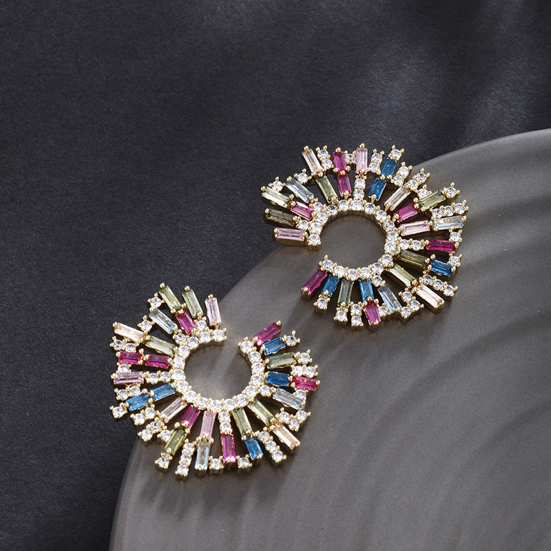 Xuping Europa y los Estados Unidos de moda transfronteriza geometría exagerada gran oreja en forma de C aleación de color dorado aretes de gemas artificiales