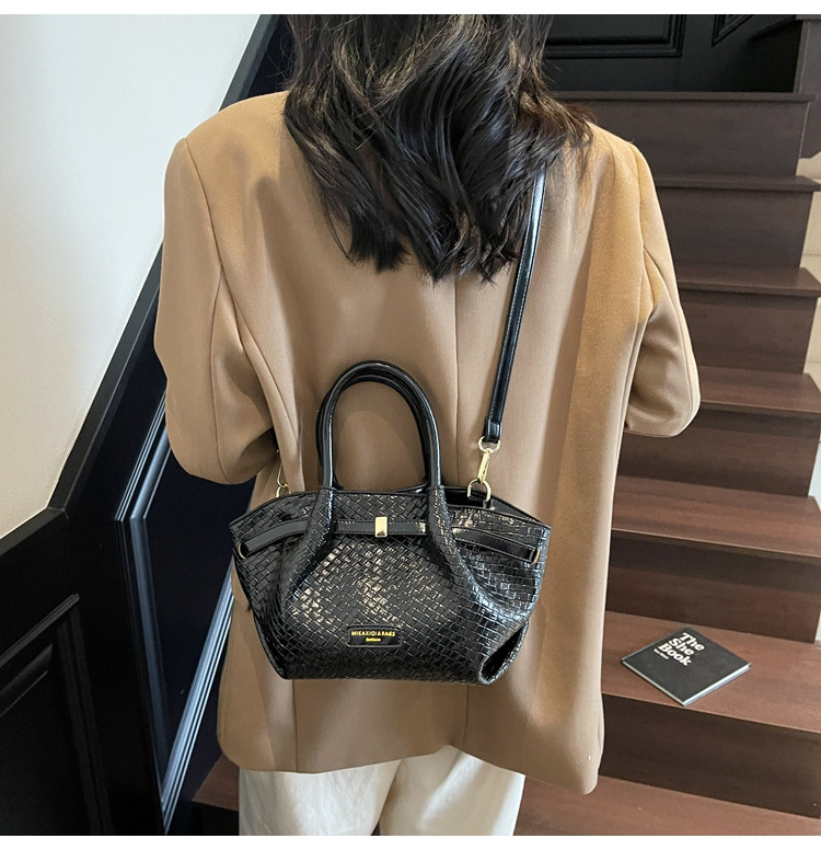 Simple crossbody bag 2025, single-shoulder bucket bag, Spring new style for work, Korean style bag, embossed commuting fashion bag for women undefined