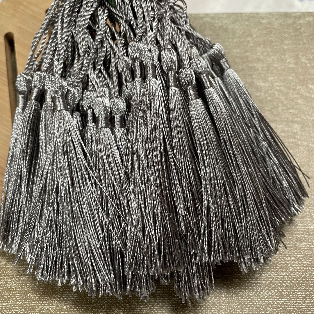 Fabricantes al por mayor de bordilla pequeña espiga colgante China nodo bordilla pequeño marcador de bordilla caja de regalo colgante fan espiga