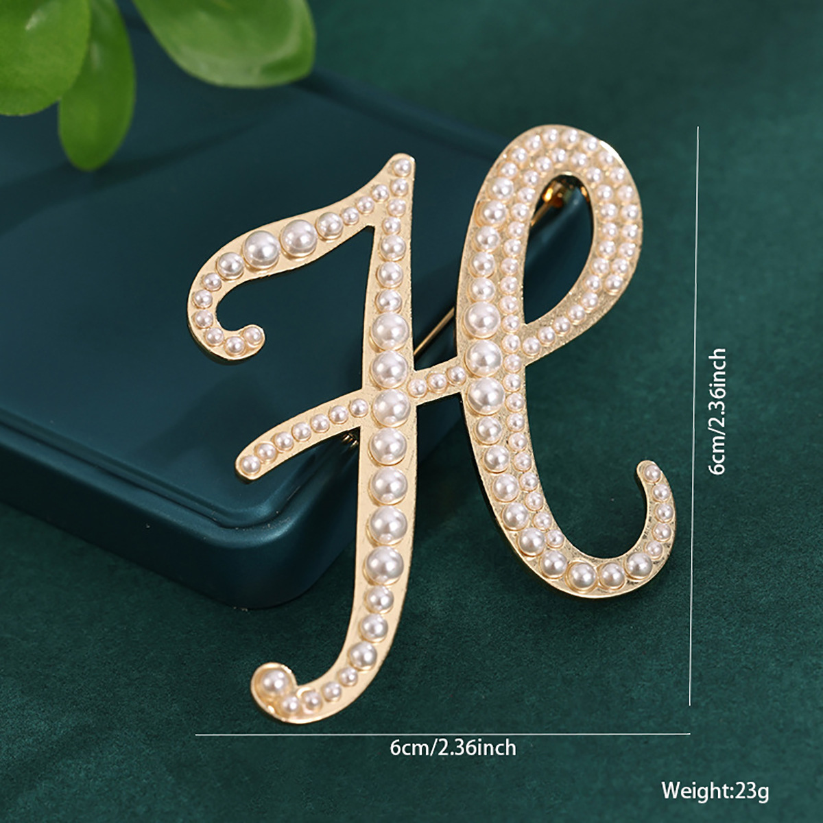 26 broches con letras en inglés de perlas, alfileres para ropa, decoraciones retro transfronterizas europeas y americanas, accesorios antiexposición para cuello