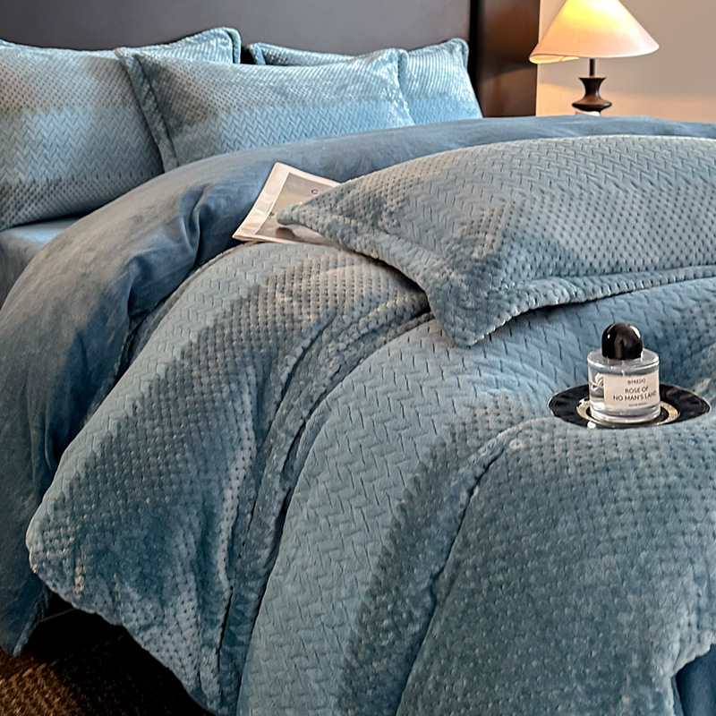 Alta calidad simple tallado leche de cama de seda de cuatro piezas de invierno coral cubierta de edredón de brida sábanas de seda de tres piezas
