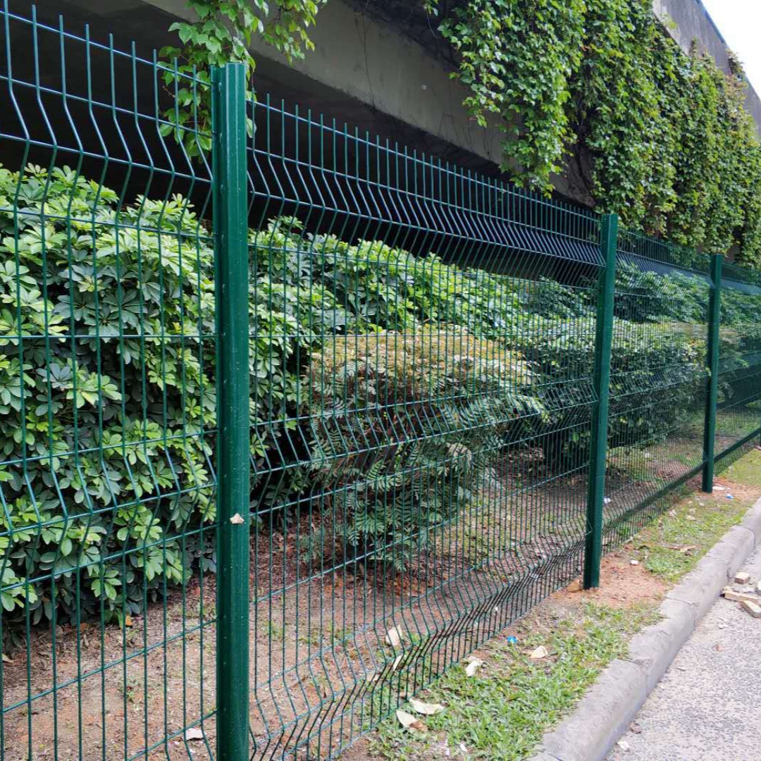 佛山包胶勾花网厂PE/PVC材材质电焊网护栏网安装服务隔离带护栏网