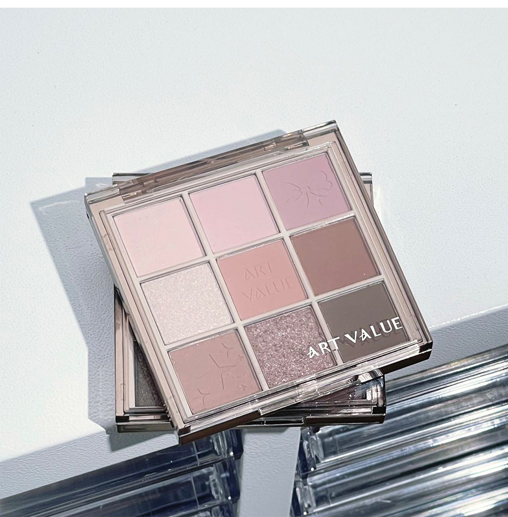 Art Value's new nine-color eyeshadow, "Lustrous Phantom", is available in two colors. It offers a pure and natural pearlescent makeup look at affordable prices for students undefined