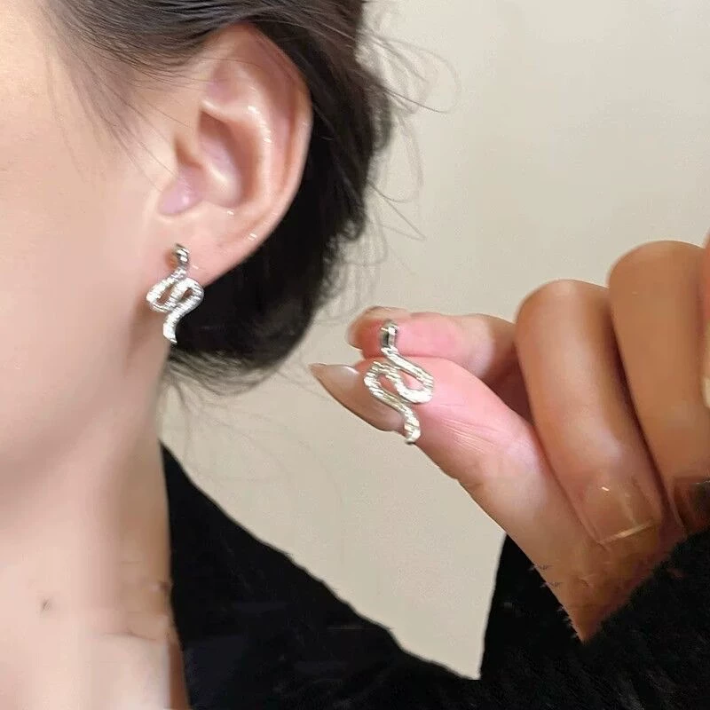 Серебряные серьги с жемчужным кисточкой, серебряная игла, с бриллиантовым акцентом, маленький элегантный дизайн