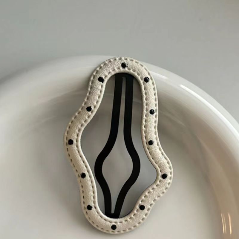 Wave dot clouds [white]