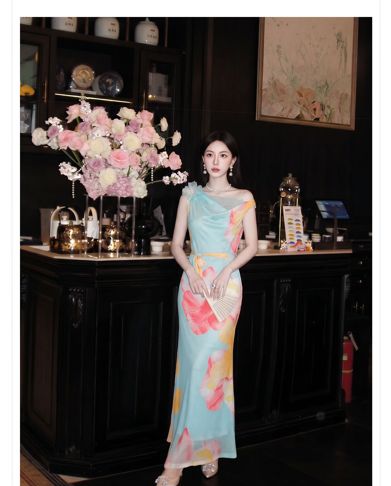 Đầm maxi nữ thắt eo phong cách tân cổ điển họa tiết in hoa dây rua — màu xanh nhạt chi tiết 4