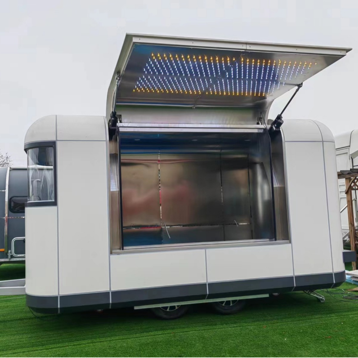 江苏省工厂直供移动售卖专用餐车服饰地摊车小店商用车一车多用