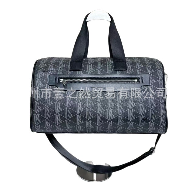 Capacious travel bag