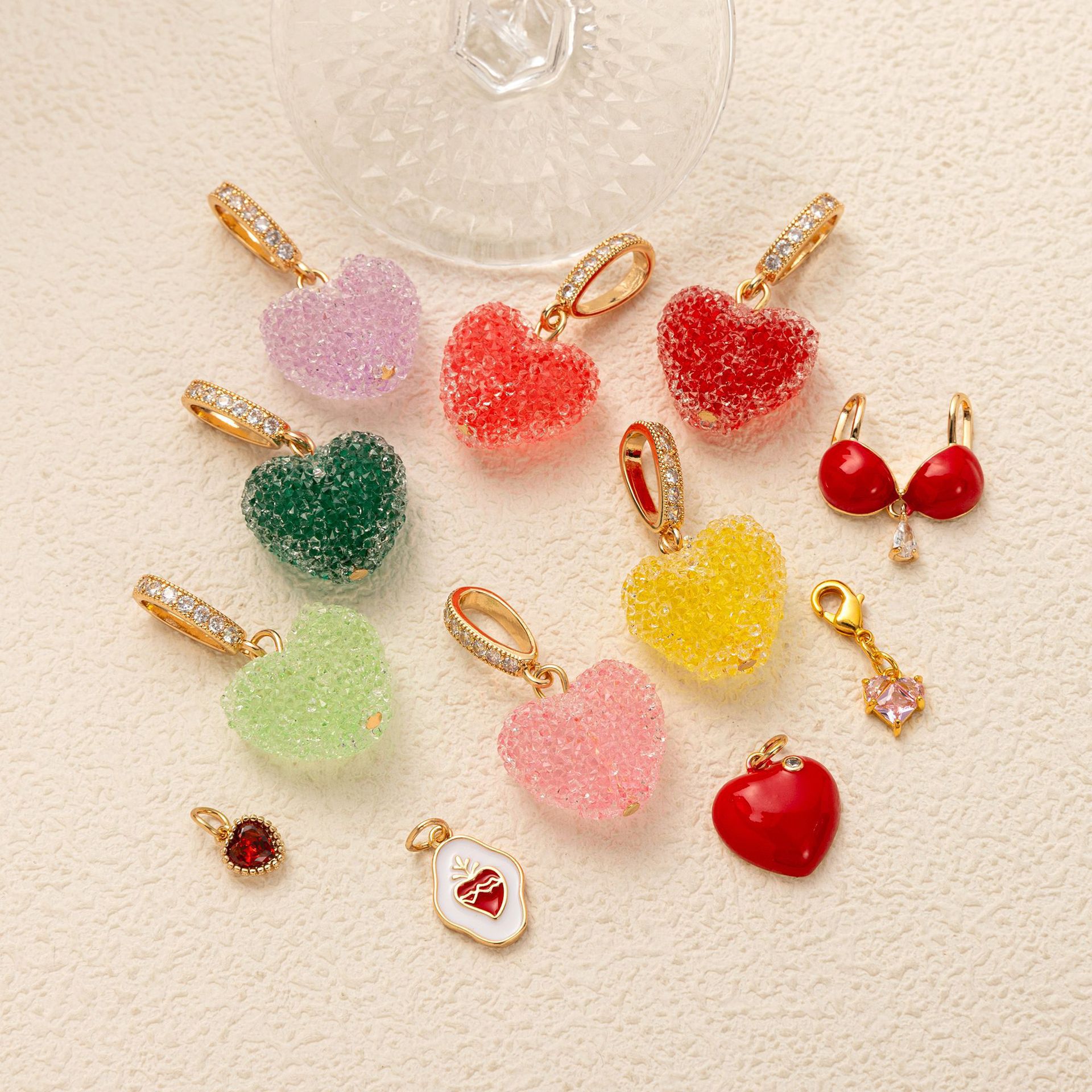 保色DIY欧美镀爱心新款独立站铜2025吊坠特色时尚系列罩衣金吊坠