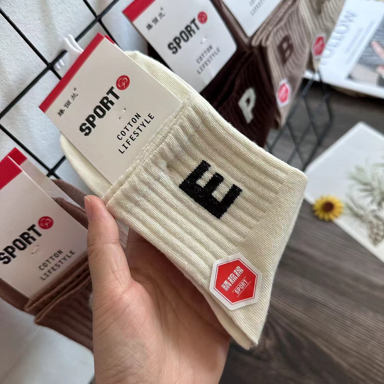 Calcetines para hombres de otoño e invierno al por mayor, calcetines de tubo, calcetines de algodón Zhuji, calcetines deportivos para estudiantes, calcetines para correr para hombres y mujeres