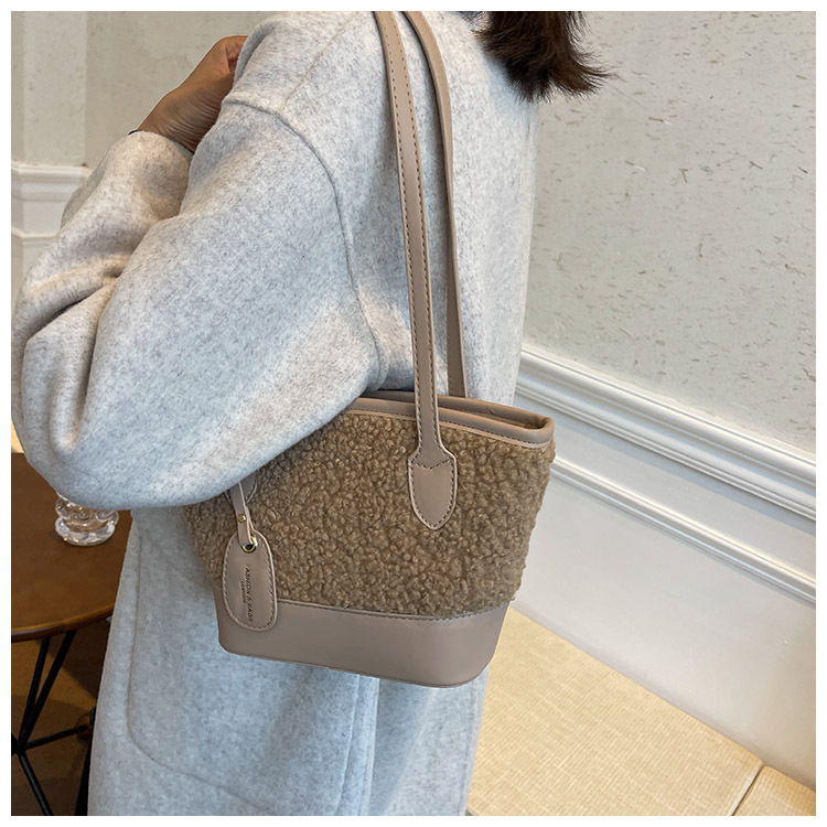 Herbst Und Winter Wolle Plüsch Umhängetasche Frauen 2021 Neue Große Kapazität Plüsch Große Tasche Umhängetasche Handtasche Frauen Tasche display picture 5