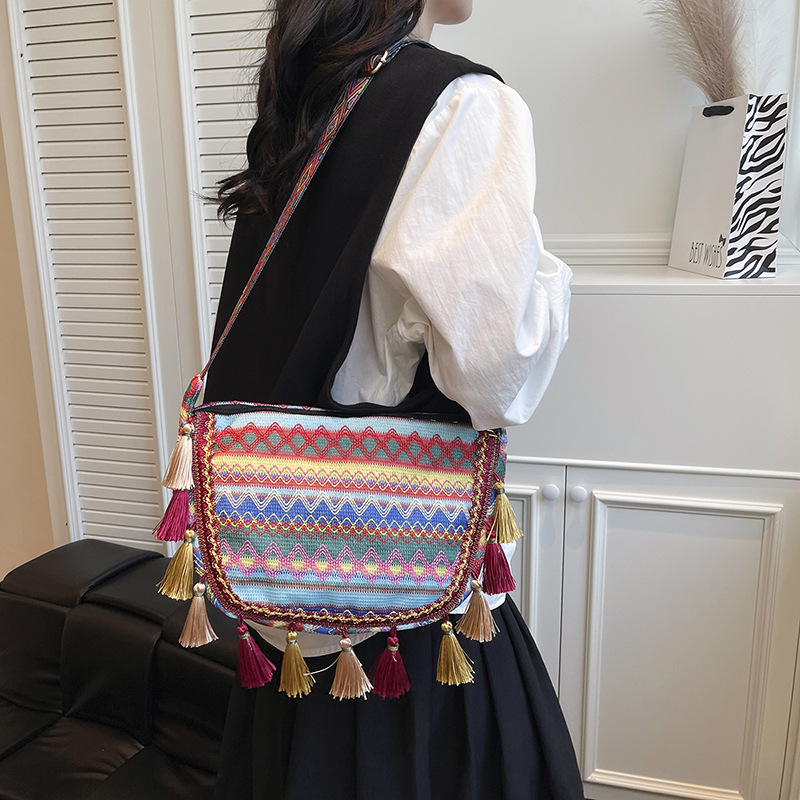 Bolsos grandes populares de este año 2025 verano nuevo bolso femenino estilo étnico color contraste bolso bandolera retro borla bolso bandolera