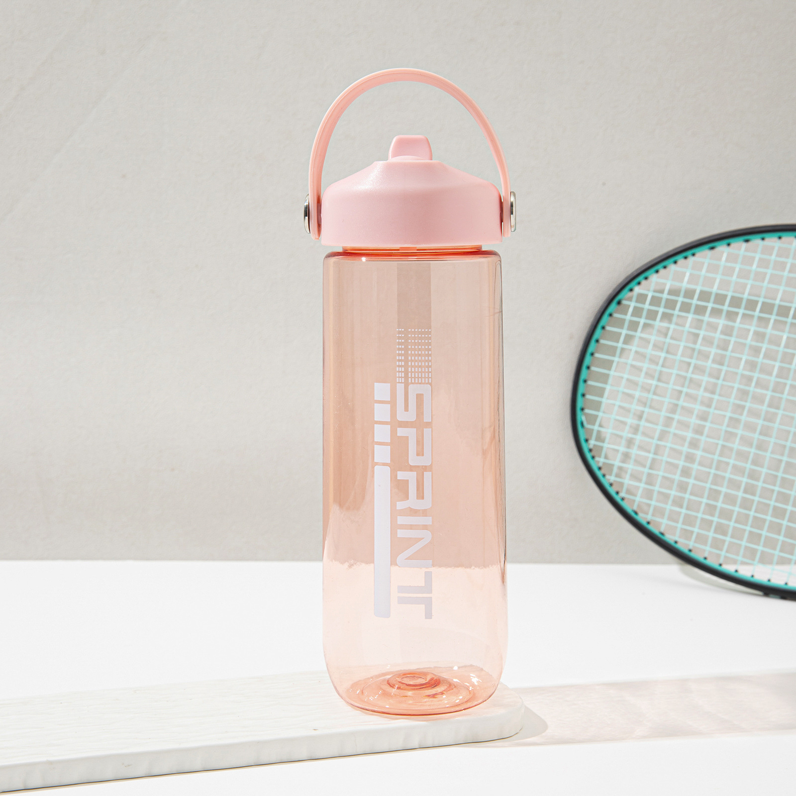 Nuevo taza de agua deportiva al aire libre resistente a altas temperaturas al por mayor de alto valor facial de taza casual de estudiantes con taza de plástico de bebida directa con escala