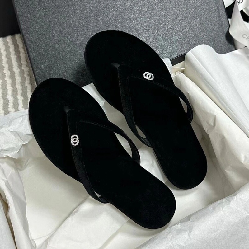 In-Stock Chanel-Style Flat Thong Sandals for Women, Suitable for Outdoor Wear, 2026 Summer Velvet Flip-Flops, Vacation Beach Rhinestone Sandals In-Stock Chanel-Style Flat Thong Sandals for Women, Suitable for Outdoor Wear, 2026 Summer Velvet Flip-Flops, Vacation Beach Rhinestone Sandals