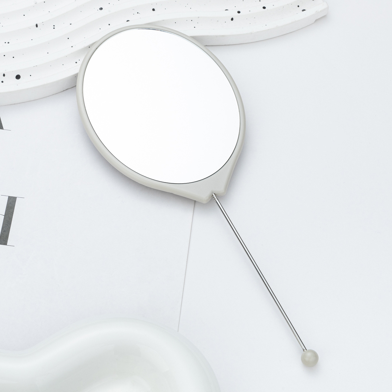 Espejo de mano al por mayor espejo de maquillaje HD multicolor bricolaje ovalado con mango espejo portátil portátil de una cara