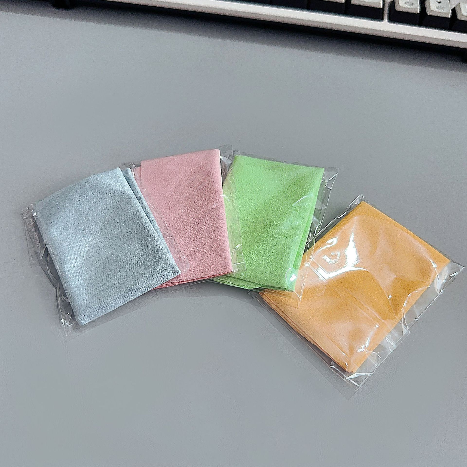 Nuevo estuche para gafas de moda con cadena antideslizante, adecuado para gafas de miopía, gafas de lectura, varios colores, incluye paño para gafas y varios colores de estuche para gafas.