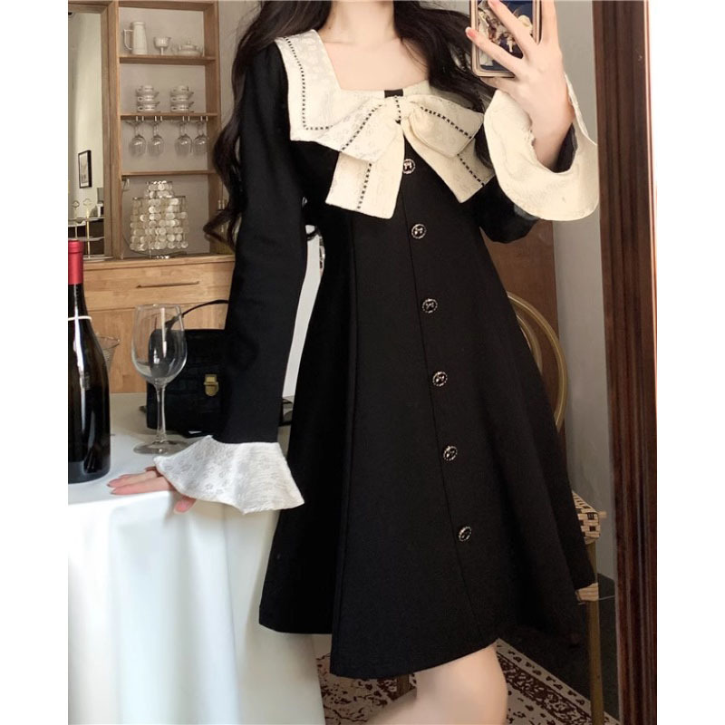 Fitted dress with bow