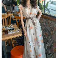 Gejiaショッピングモールの女性服2025夏の新しいスタイルの若いスタイルの高級肉をカバーして痩身するフレンチスタイルのスカート