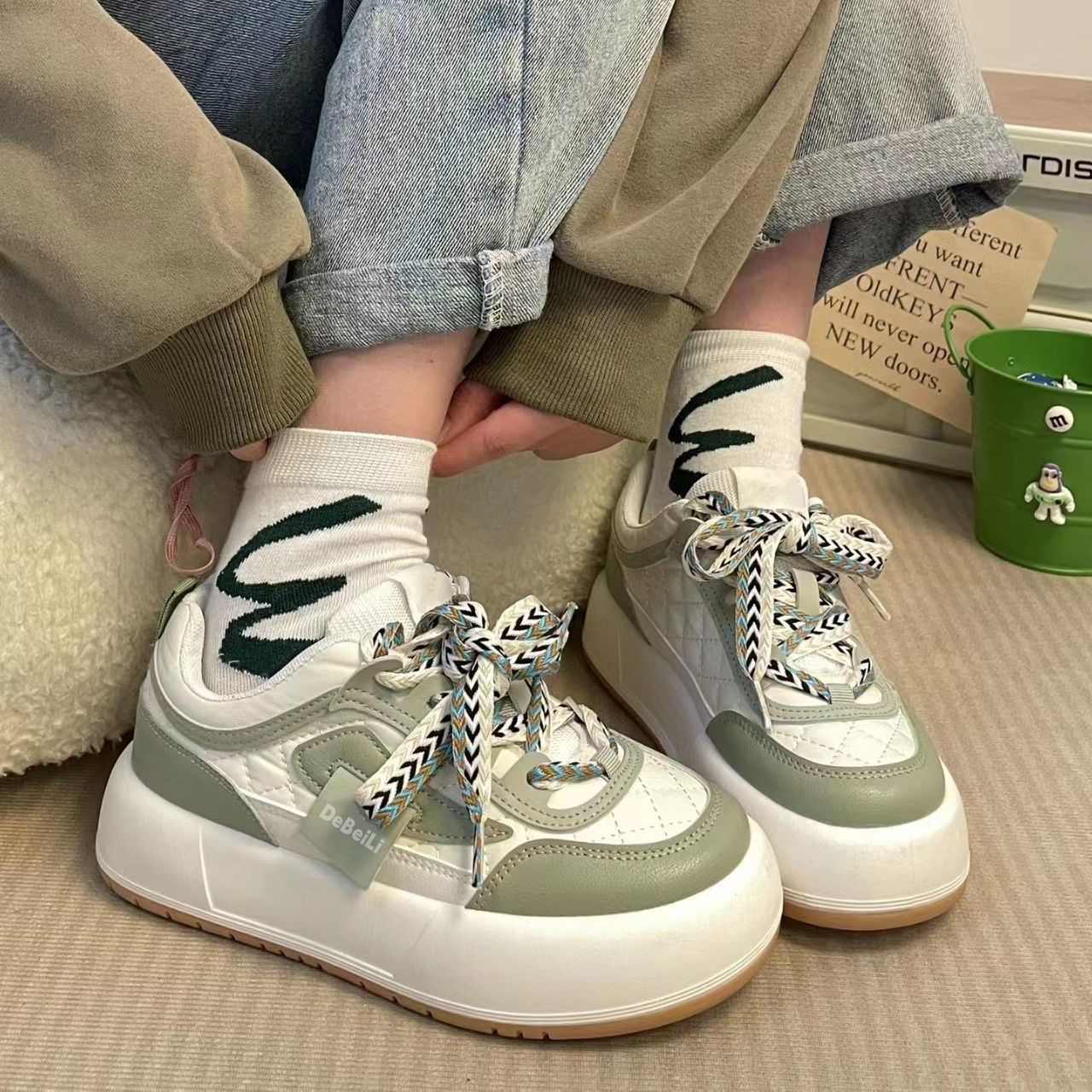 Pan pequeño zapatos blancos nuevos ins2024 estilo universal nicho de moda casual de alto valor zapatos de skate estudiantes de moda