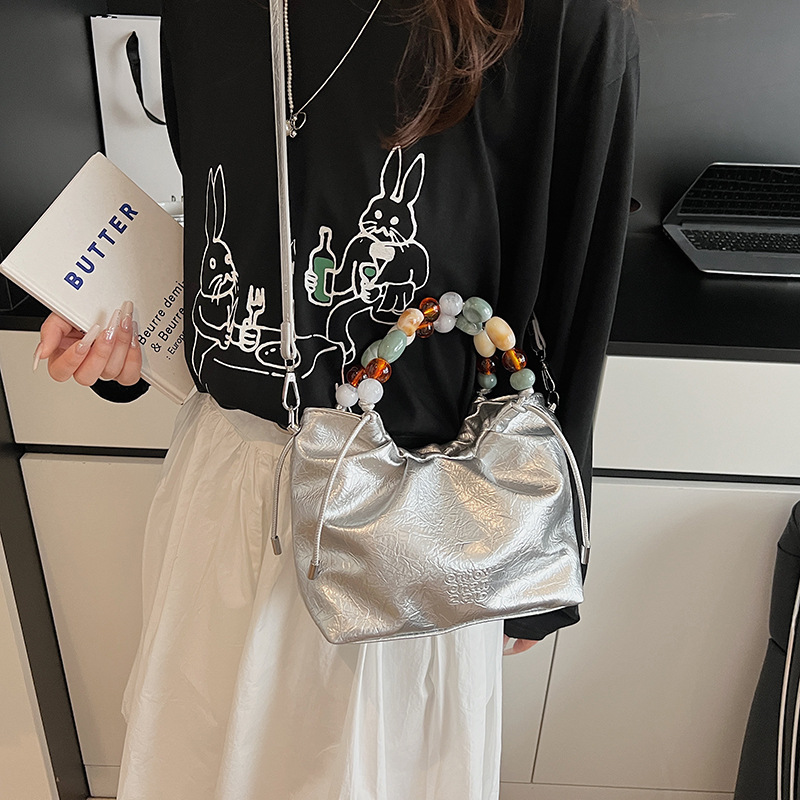 Versión coreana del bolso de nicho 2025 verano nuevo bolso femenino patrón de agarre de mano de alta gama bolso bandolera con cuentas y diamantes