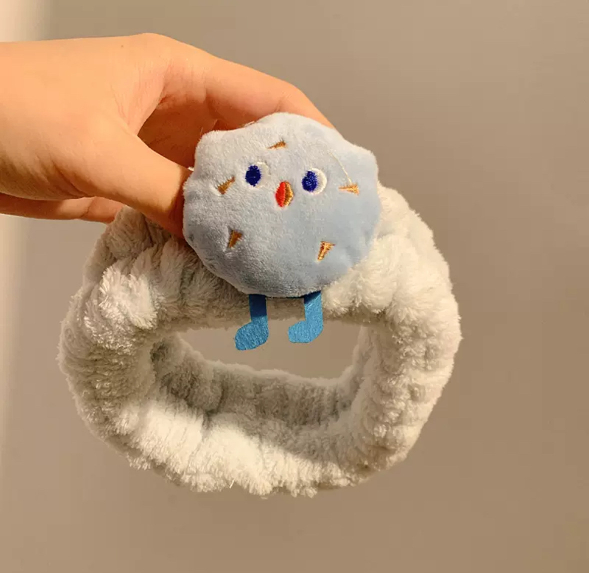 Синяя повязка на голову для умывания