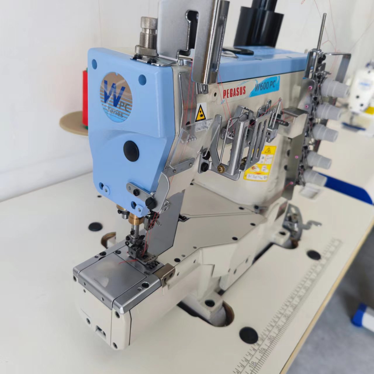 PEGASUS W662PCH máquina de coser de cabeza cuadrada pequeña máquina de coser automática de tres agujas máquina de coser de cinco hilos